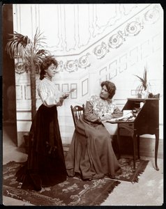 Twee vrouwelijke toneelmedewerkers op een toneelset, acterend, New York, 1904